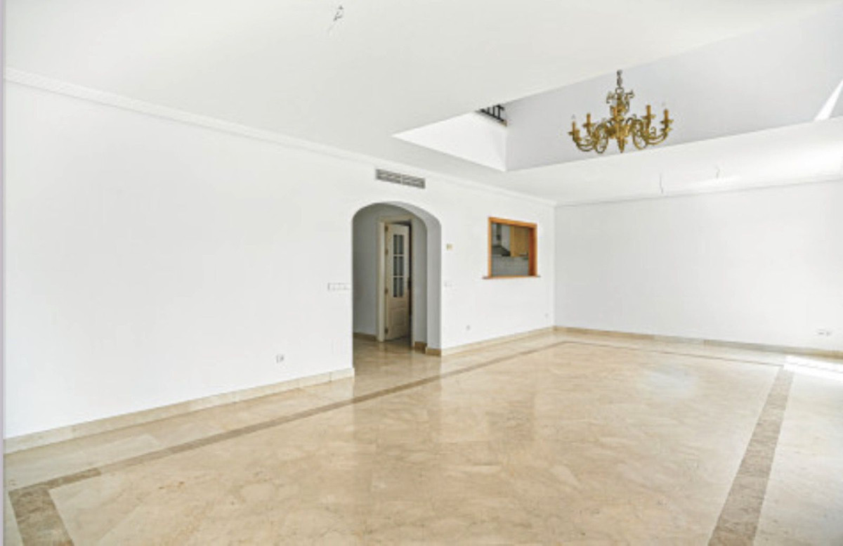 4 Bed Townhouse for sale in Benahavís Costa Del Sol, Málaga, Spain