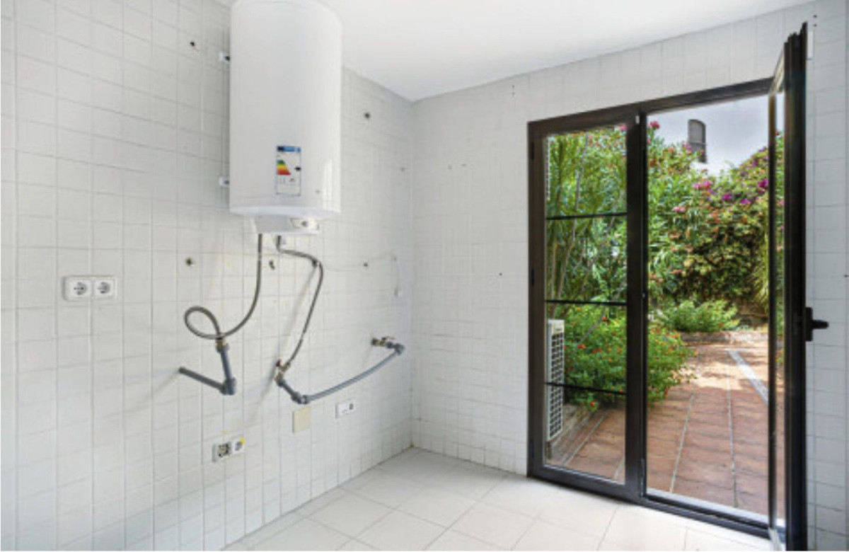 4 Bed Townhouse for sale in Benahavís Costa Del Sol, Málaga, Spain