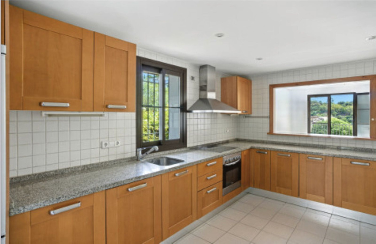 4 Bed Townhouse for sale in Benahavís Costa Del Sol, Málaga, Spain