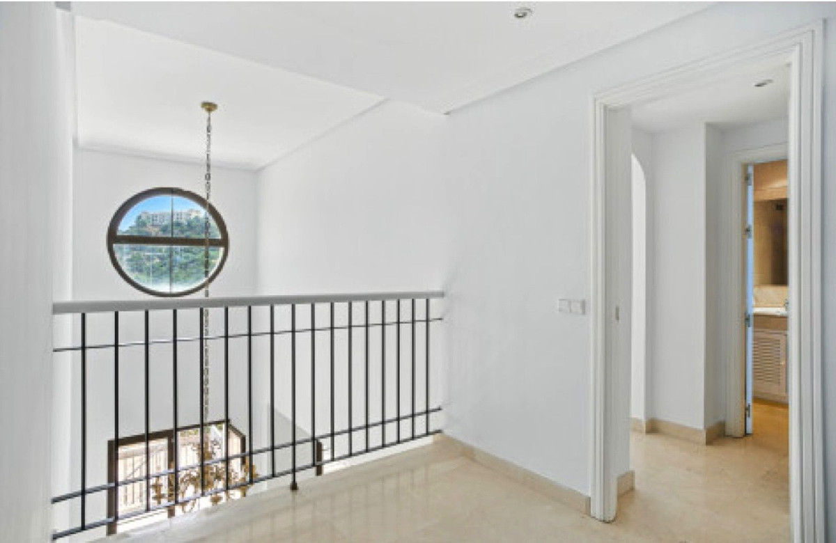 4 Bed Townhouse for sale in Benahavís Costa Del Sol, Málaga, Spain