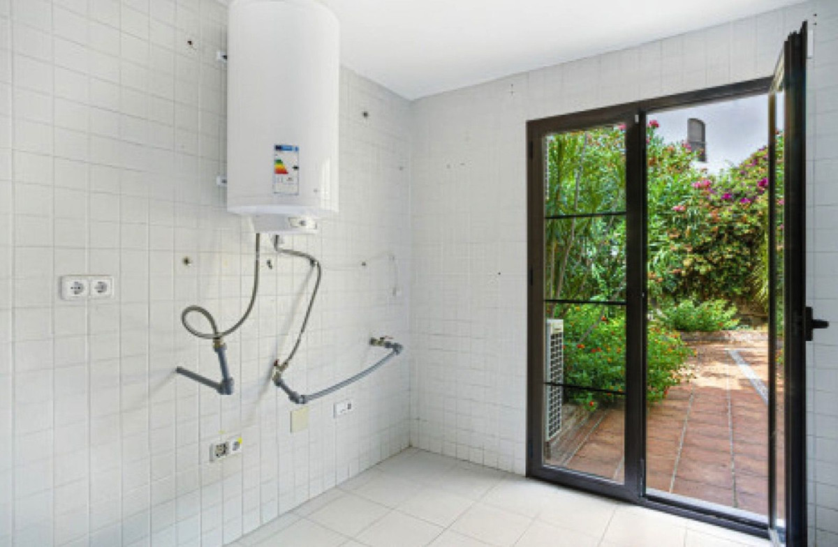 4 Bed Townhouse for sale in Benahavís Costa Del Sol, Málaga, Spain