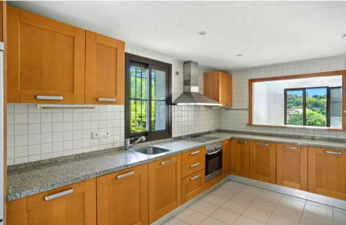 4 Bed Townhouse for sale in Benahavís Costa Del Sol, Málaga, Spain