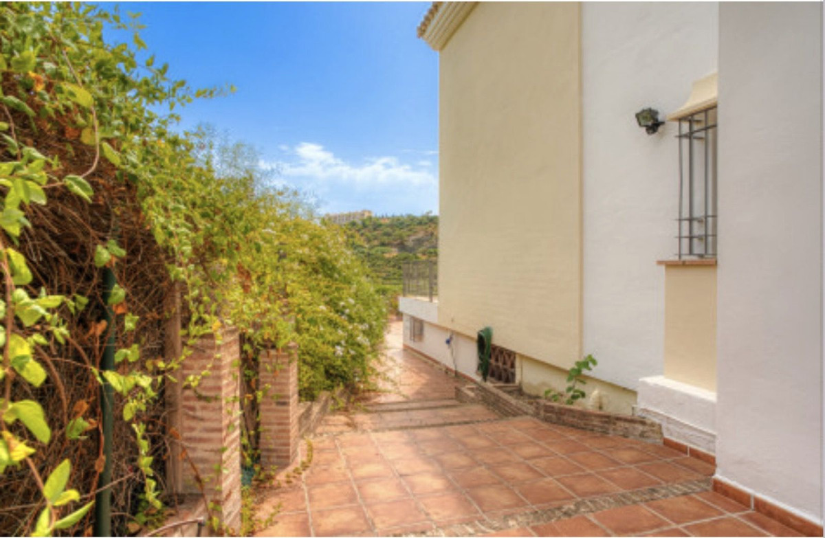 4 Bed Townhouse for sale in Benahavís Costa Del Sol, Málaga, Spain