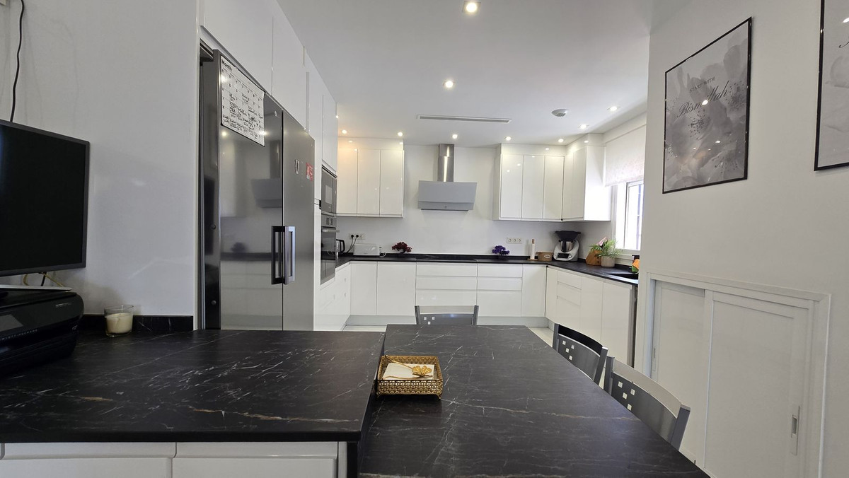 4 Bed Apartment for sale in San Pedro De Alcántara Costa Del Sol, Málaga, Spain