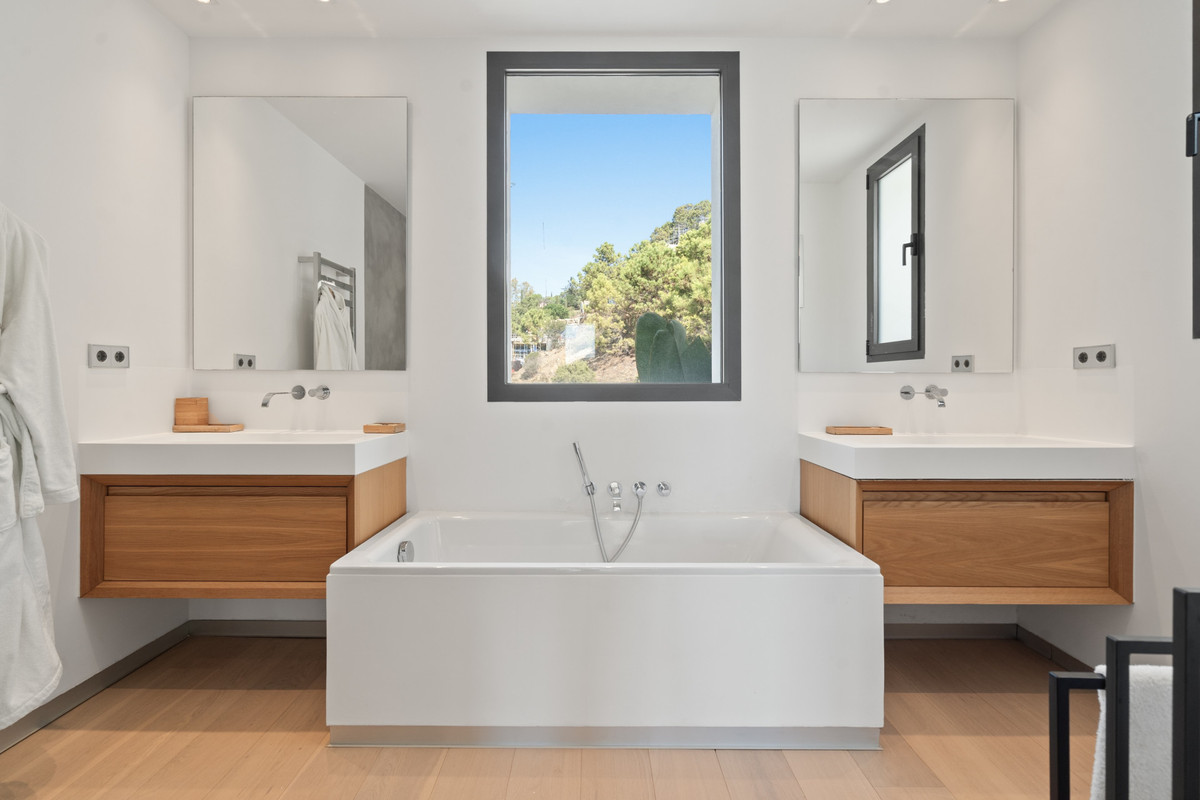 6 Bed Townhouse for sale in El Madroñal Costa Del Sol, Málaga, Spain