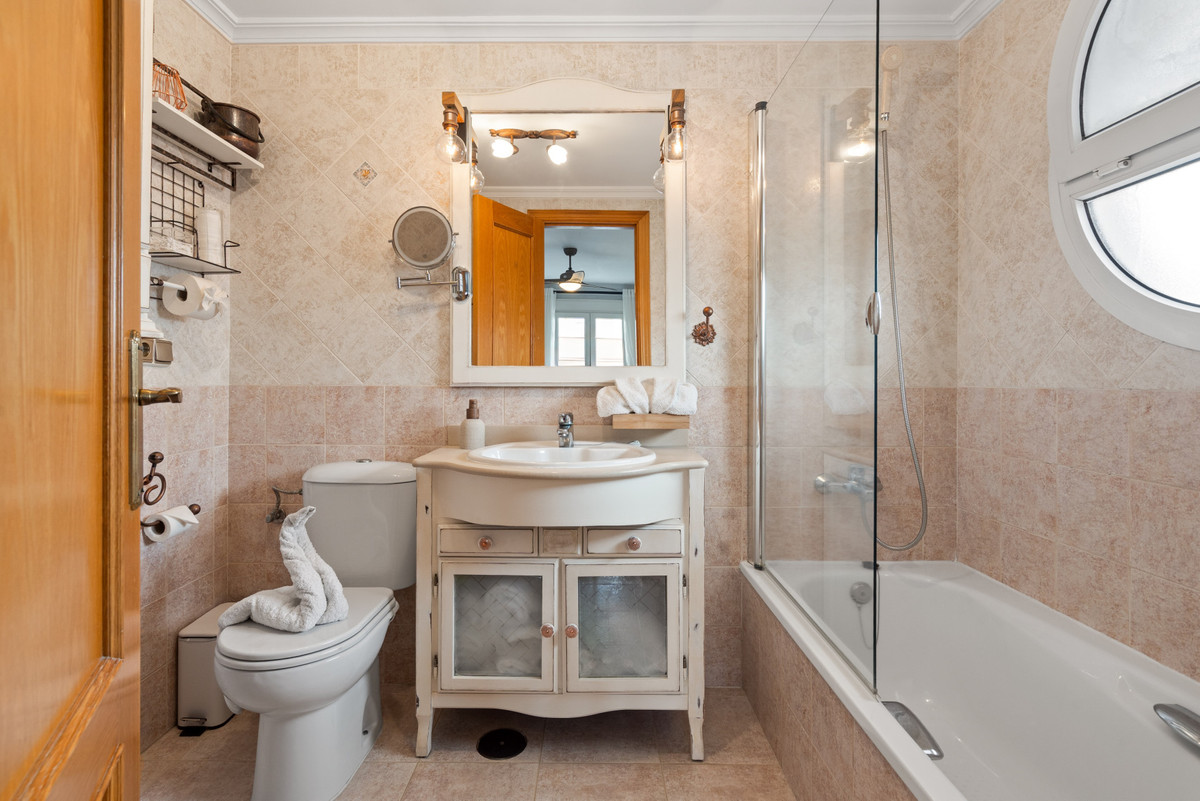 Se vende Apartamento Planta Media de 3 dormitorios en Costa Del Sol, Málaga, España