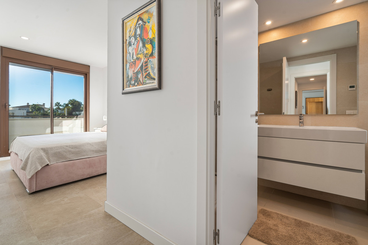 3 Bed Apartment for sale in Estepona Costa Del Sol, Málaga, Spain