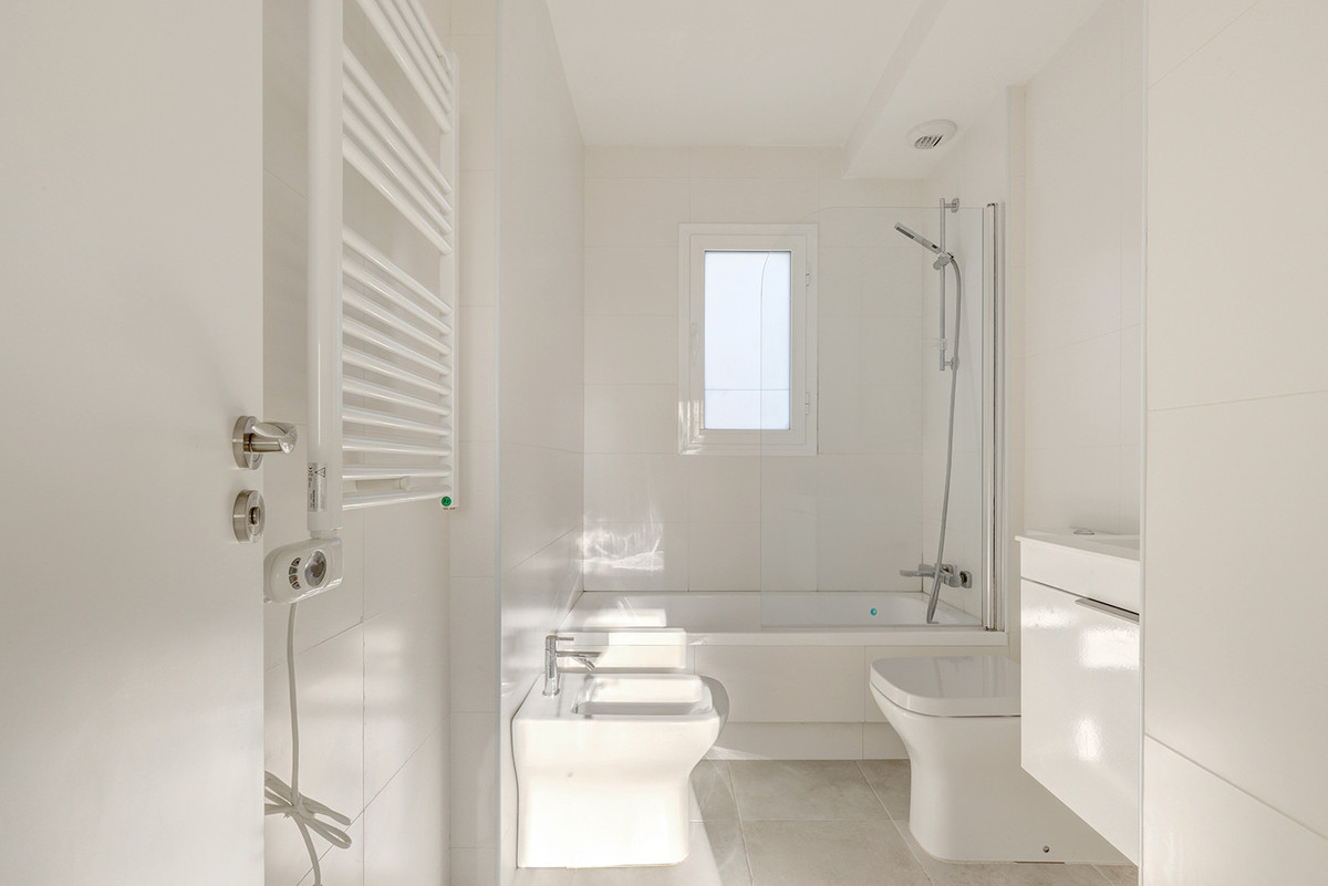 Se vende Apartamento Planta Media de 3 dormitorios en Costa Del Sol, Málaga, España