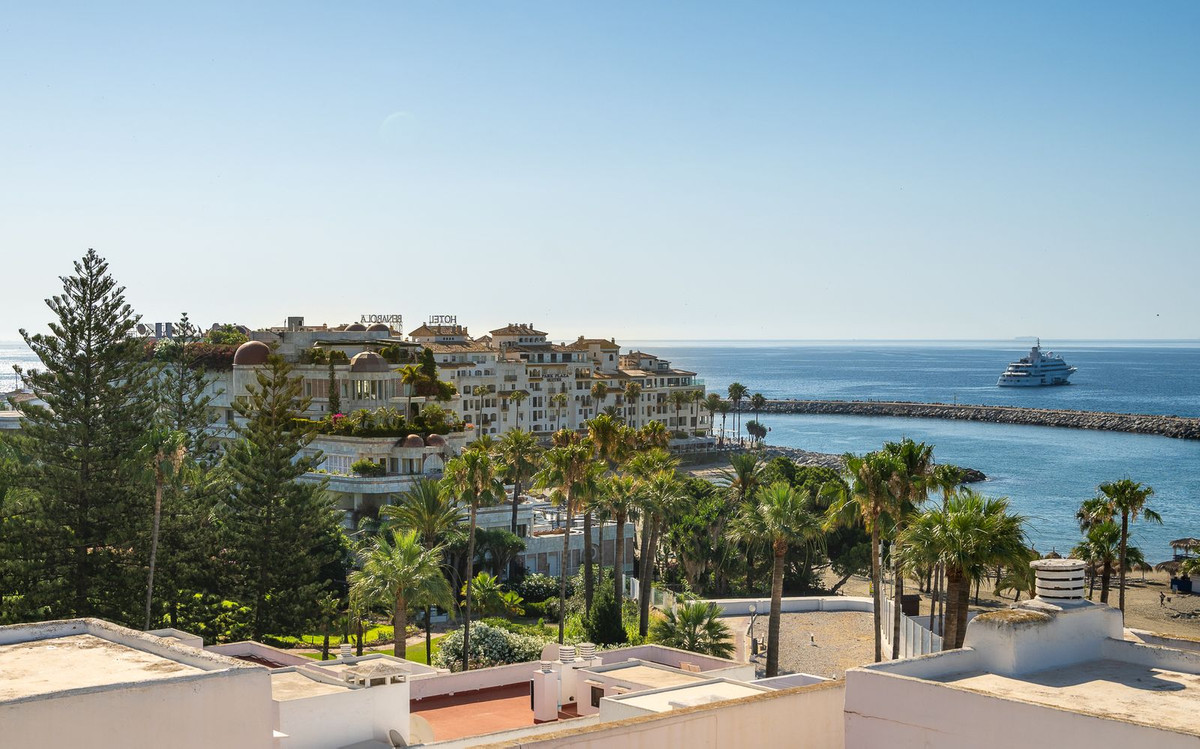 2 Bed Apartment for sale in Puerto Banús Costa Del Sol, Málaga, Spain