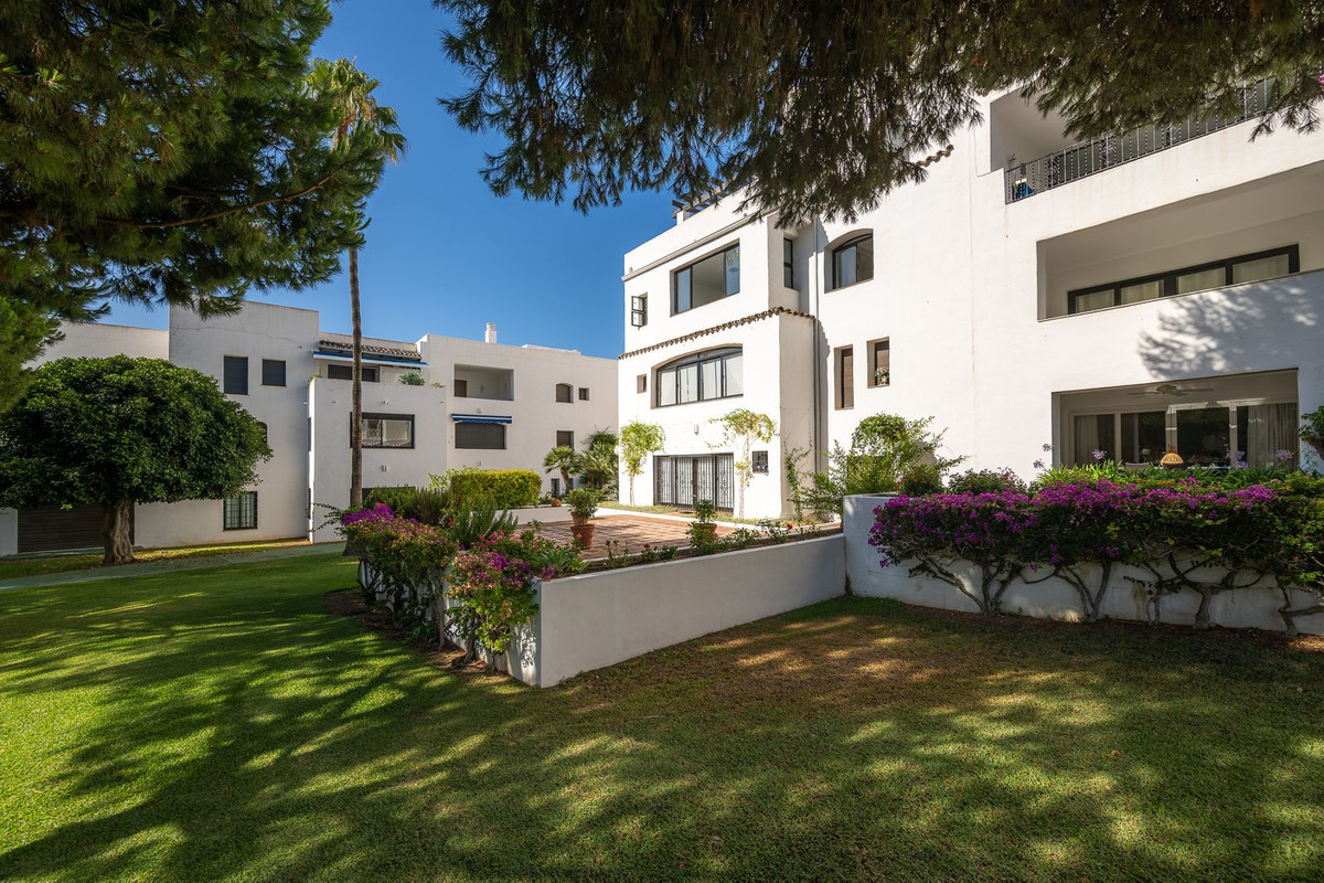 2 Bed Apartment for sale in Puerto Banús Costa Del Sol, Málaga, Spain