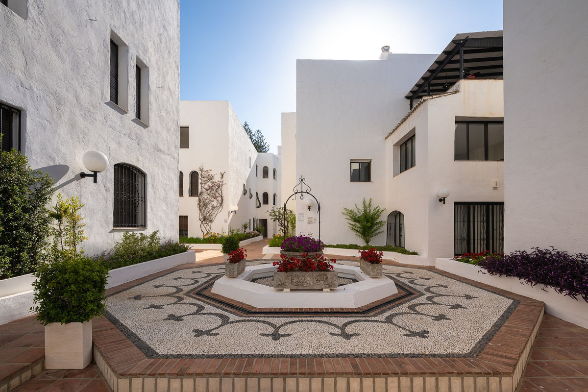 2 Bed Apartment for sale in Puerto Banús Costa Del Sol, Málaga, Spain