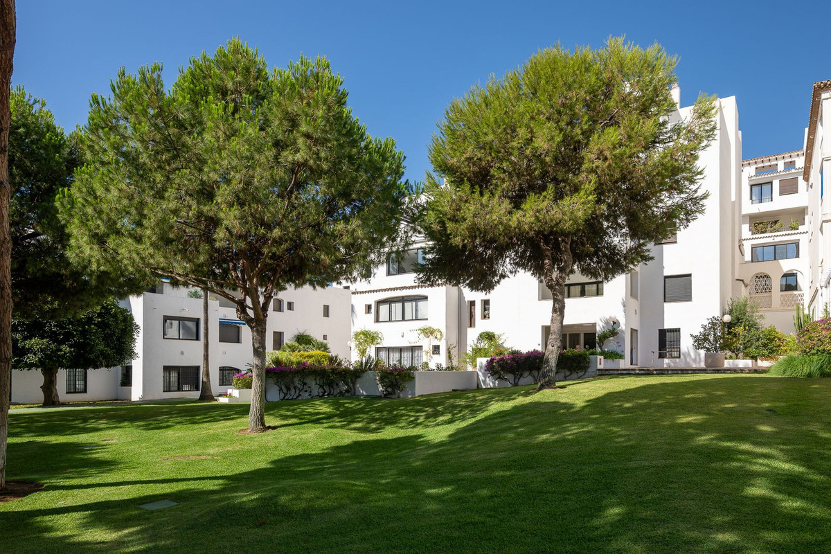 2 Bed Apartment for sale in Puerto Banús Costa Del Sol, Málaga, Spain