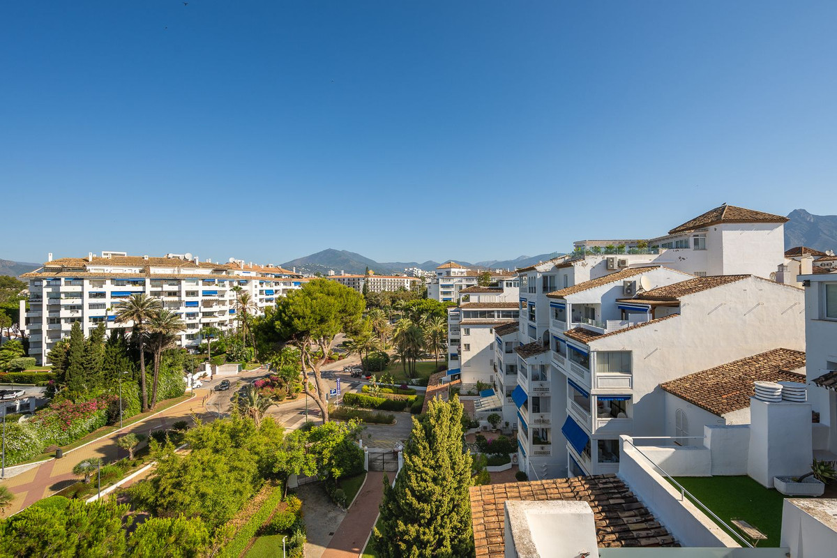 2 Bed Apartment for sale in Puerto Banús Costa Del Sol, Málaga, Spain