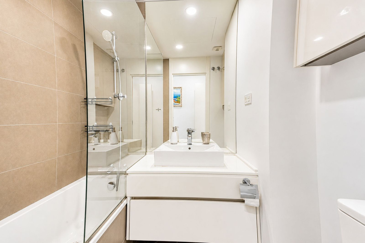 Se vende Apartamento Planta Media de 3 dormitorios en Costa Del Sol, Málaga, España
