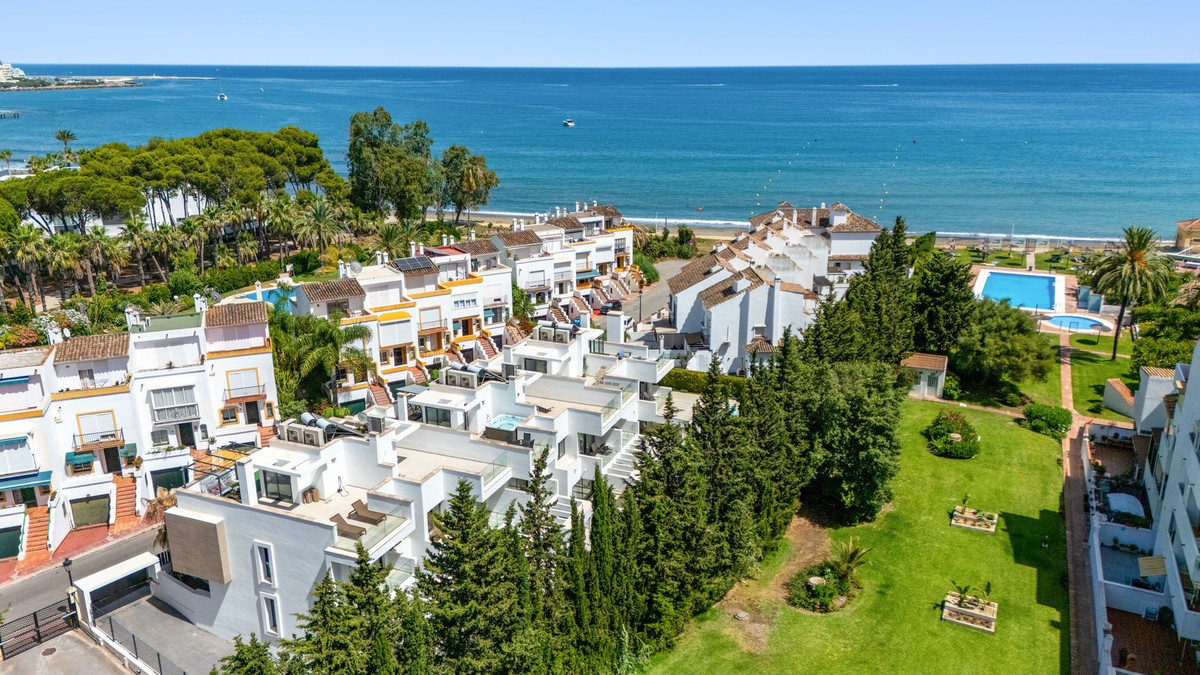 4 Bed Townhouse for sale in Estepona Costa Del Sol, Málaga, Spain