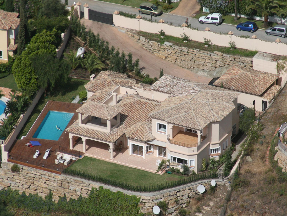 5 Bed Townhouse for sale in Atalaya Costa Del Sol, Málaga, Spain