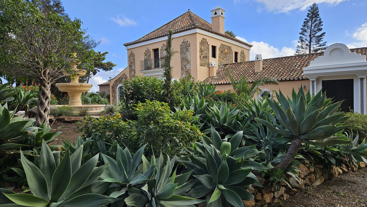 6 Bed Townhouse for sale in Manilva Costa Del Sol, Málaga, Spain