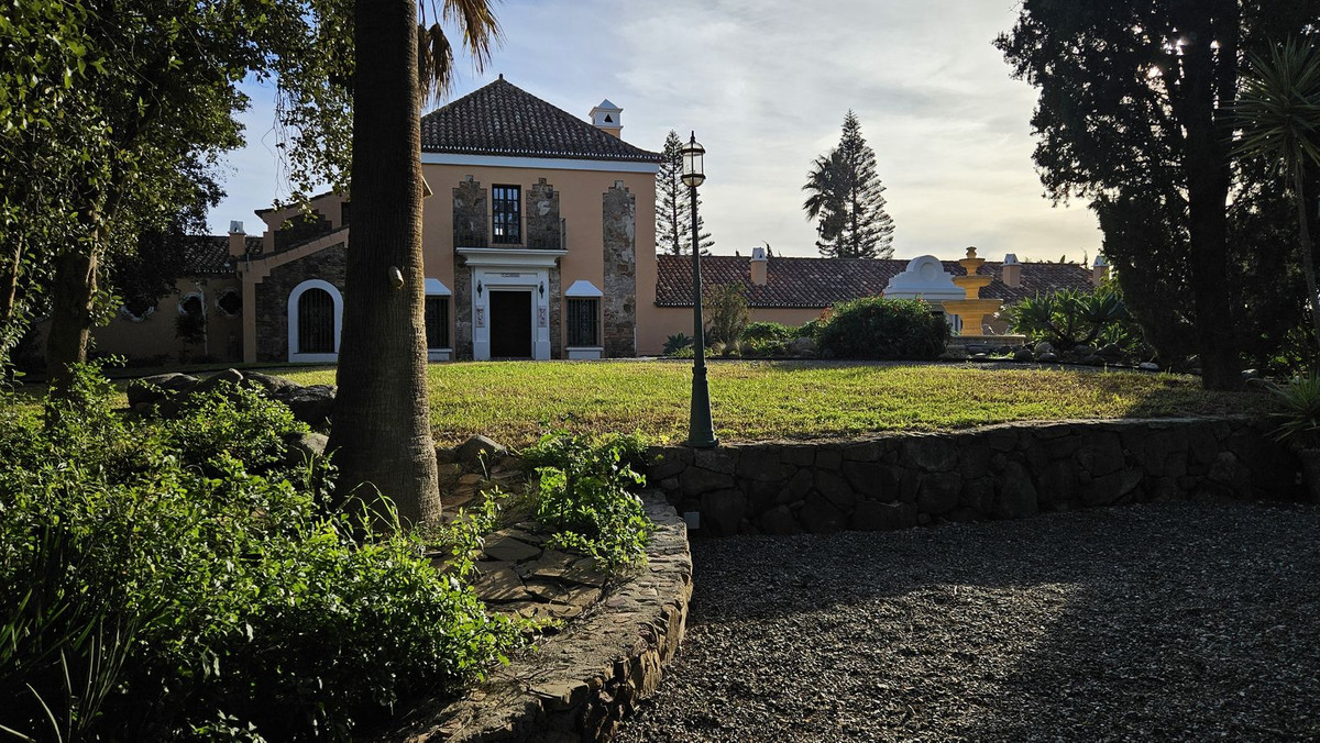 6 Bed Townhouse for sale in Manilva Costa Del Sol, Málaga, Spain