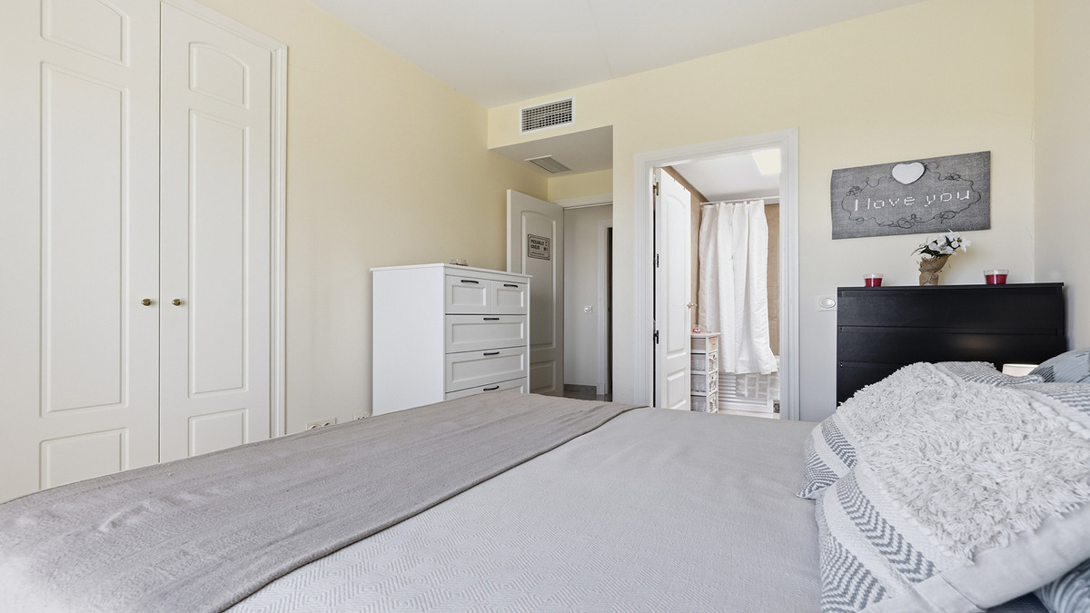 2 Bed Apartment for sale in La Duquesa Costa Del Sol, Málaga, Spain