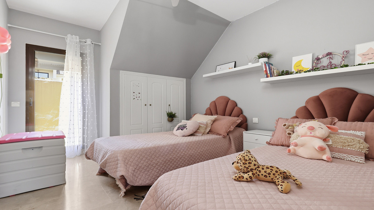 2 Bed Apartment for sale in La Duquesa Costa Del Sol, Málaga, Spain