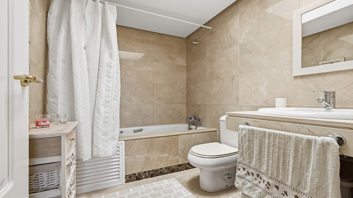 2 Bed Apartment for sale in La Duquesa Costa Del Sol, Málaga, Spain