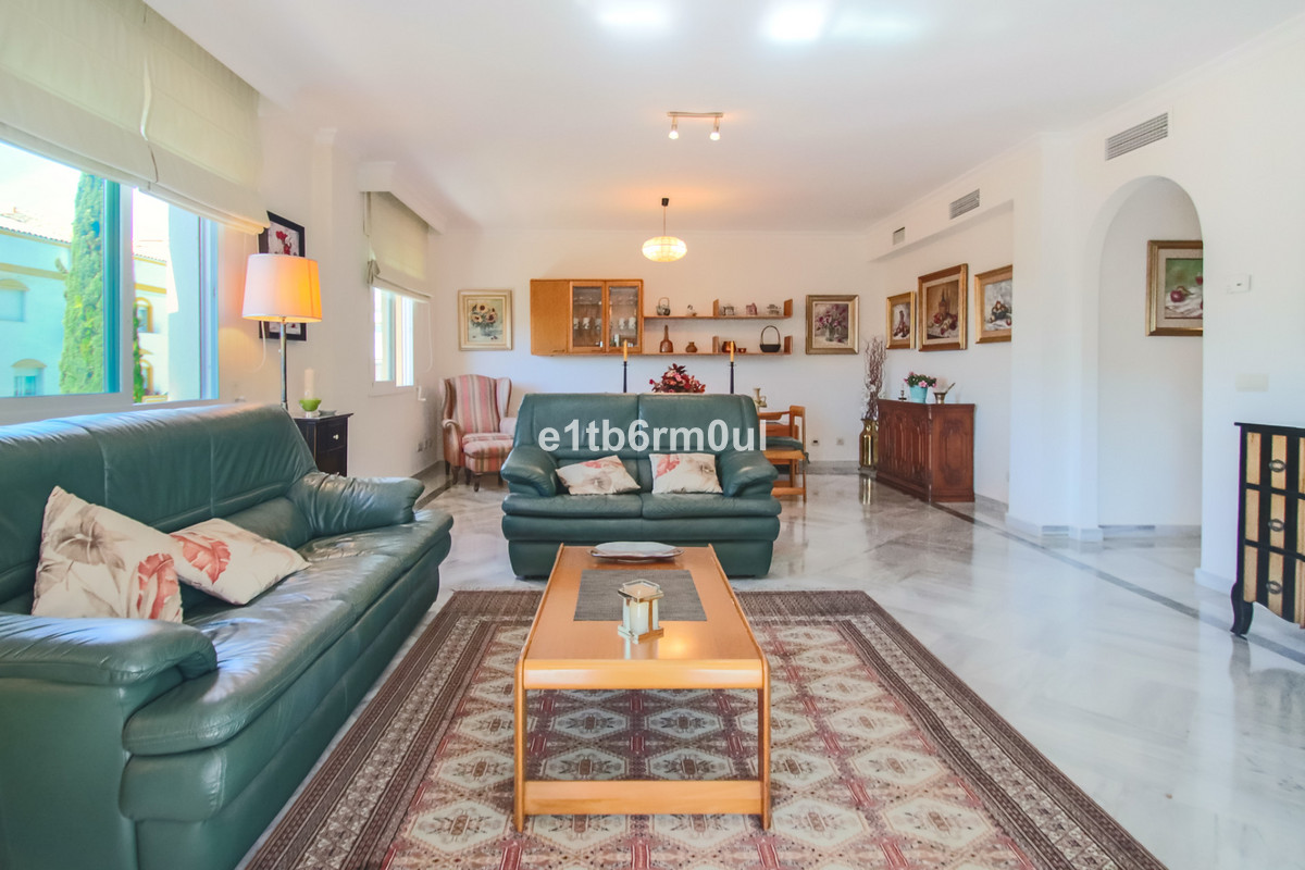 3 Bed Apartment for sale in The Golden Mile Costa Del Sol, Málaga, Spain