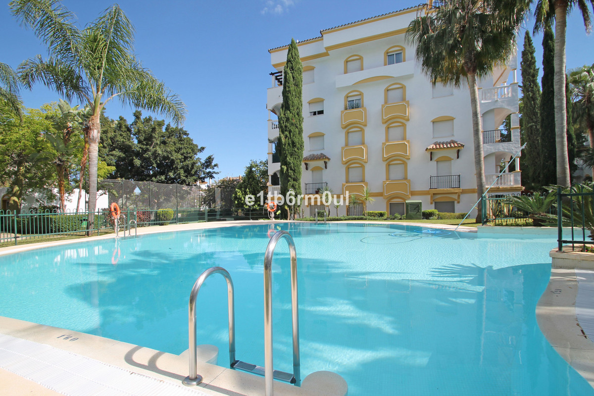 3 Bed Apartment for sale in The Golden Mile Costa Del Sol, Málaga, Spain