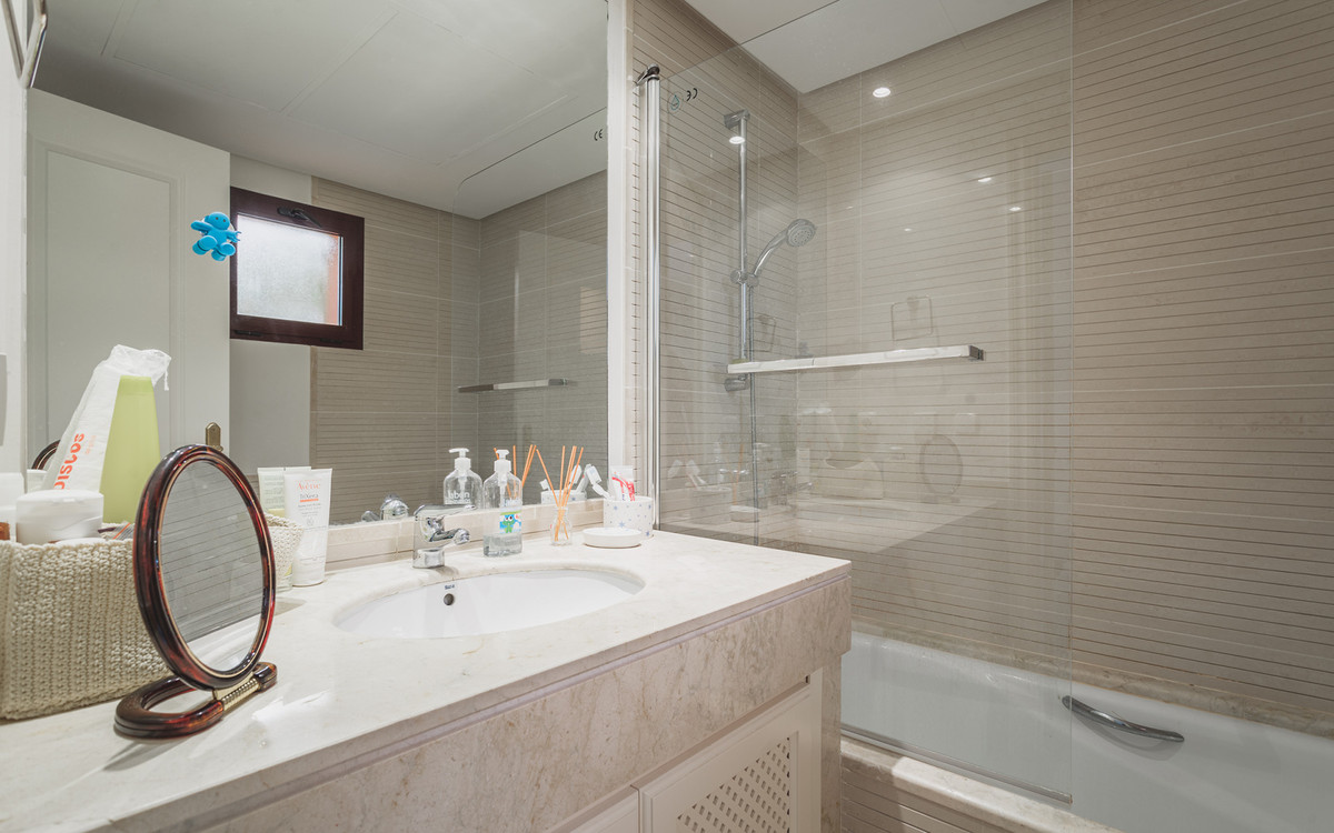 2 Bed Apartment for sale in Benahavís Costa Del Sol, Málaga, Spain