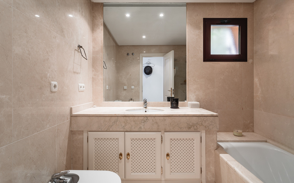 2 Bed Apartment for sale in Benahavís Costa Del Sol, Málaga, Spain