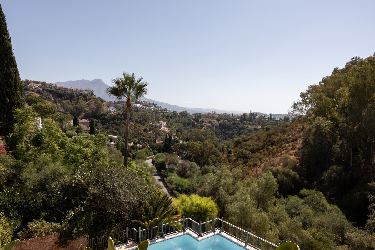 2 Bed Apartment for sale in Benahavís Costa Del Sol, Málaga, Spain