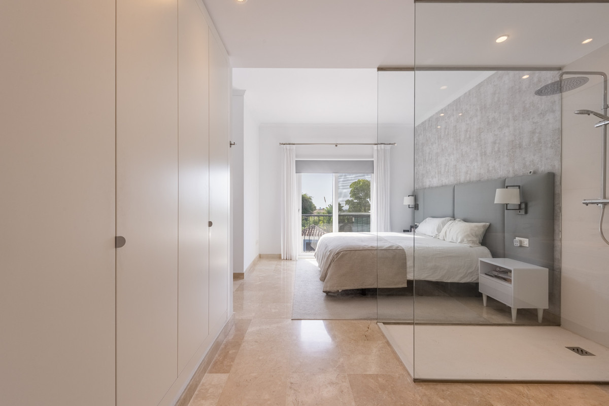 2 Bed Apartment for sale in Benahavís Costa Del Sol, Málaga, Spain
