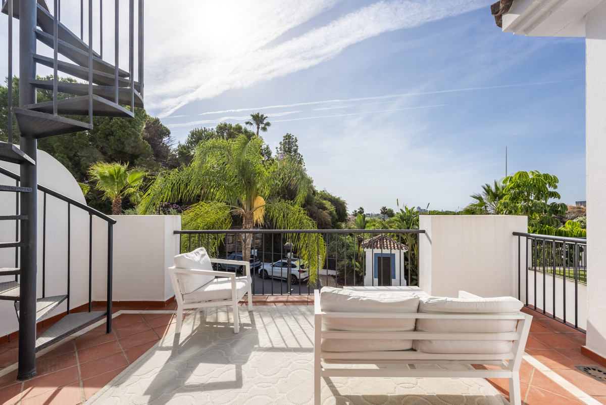 2 Bed Apartment for sale in Benahavís Costa Del Sol, Málaga, Spain