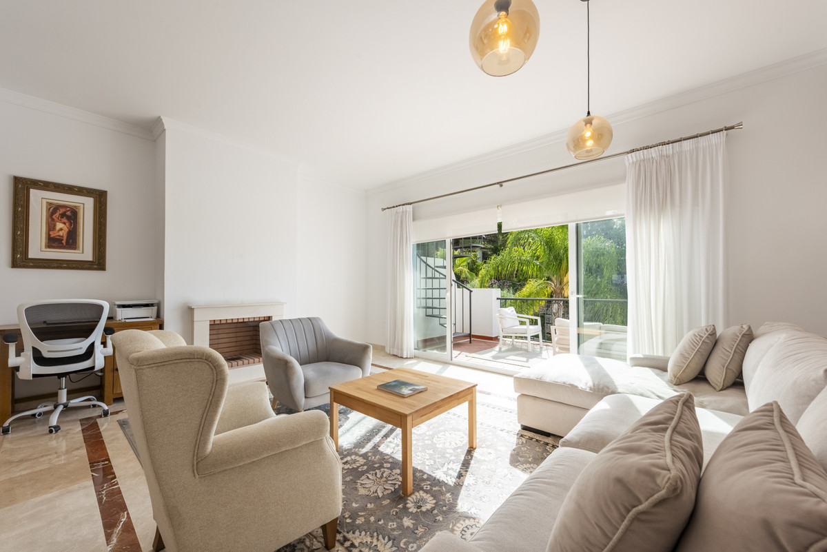 2 Bed Apartment for sale in Benahavís Costa Del Sol, Málaga, Spain
