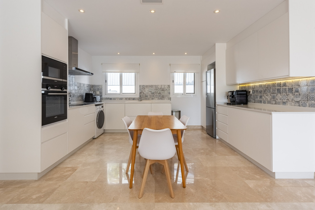 2 Bed Apartment for sale in Benahavís Costa Del Sol, Málaga, Spain
