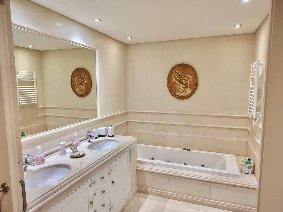 3 Bed Apartment for sale in Estepona Costa Del Sol, Málaga, Spain