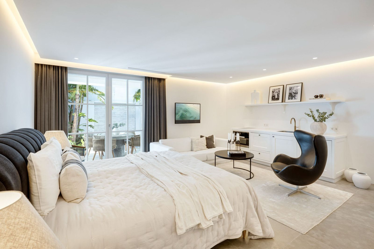 7 Bed Townhouse for sale in Benahavís Costa Del Sol, Málaga, Spain