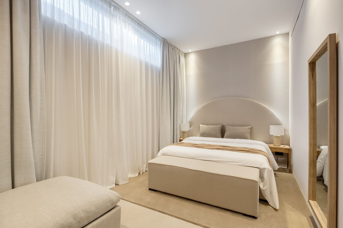 6 Bed Townhouse for sale in Nueva Andalucía Costa Del Sol, Málaga, Spain