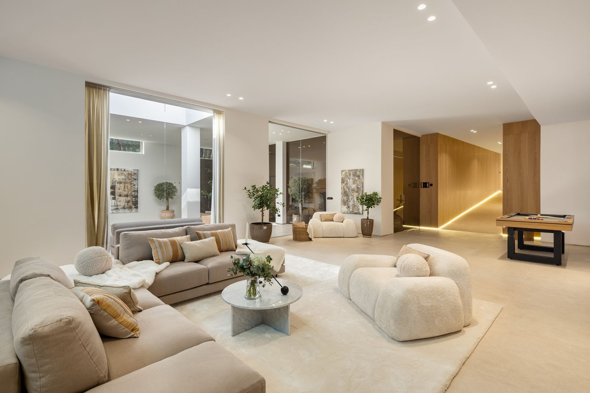 6 Bed Townhouse for sale in Nueva Andalucía Costa Del Sol, Málaga, Spain