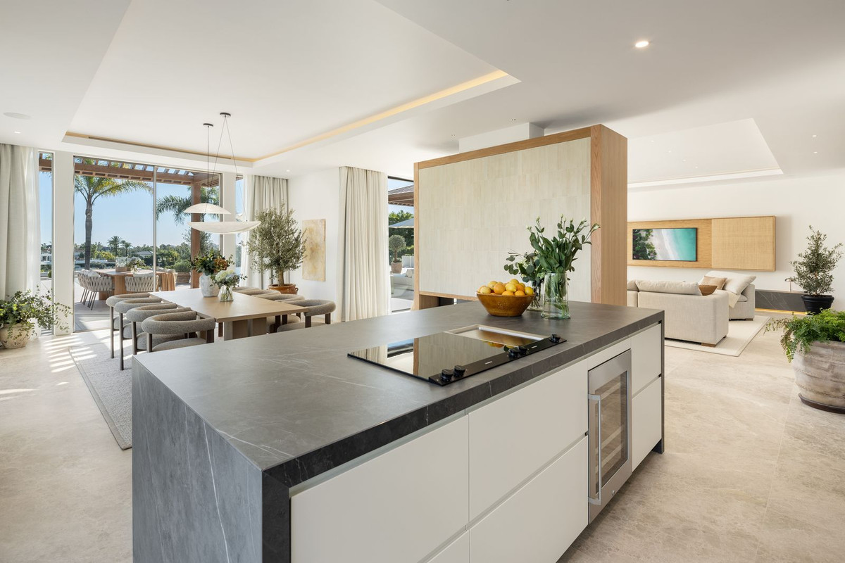 6 Bed Townhouse for sale in Nueva Andalucía Costa Del Sol, Málaga, Spain