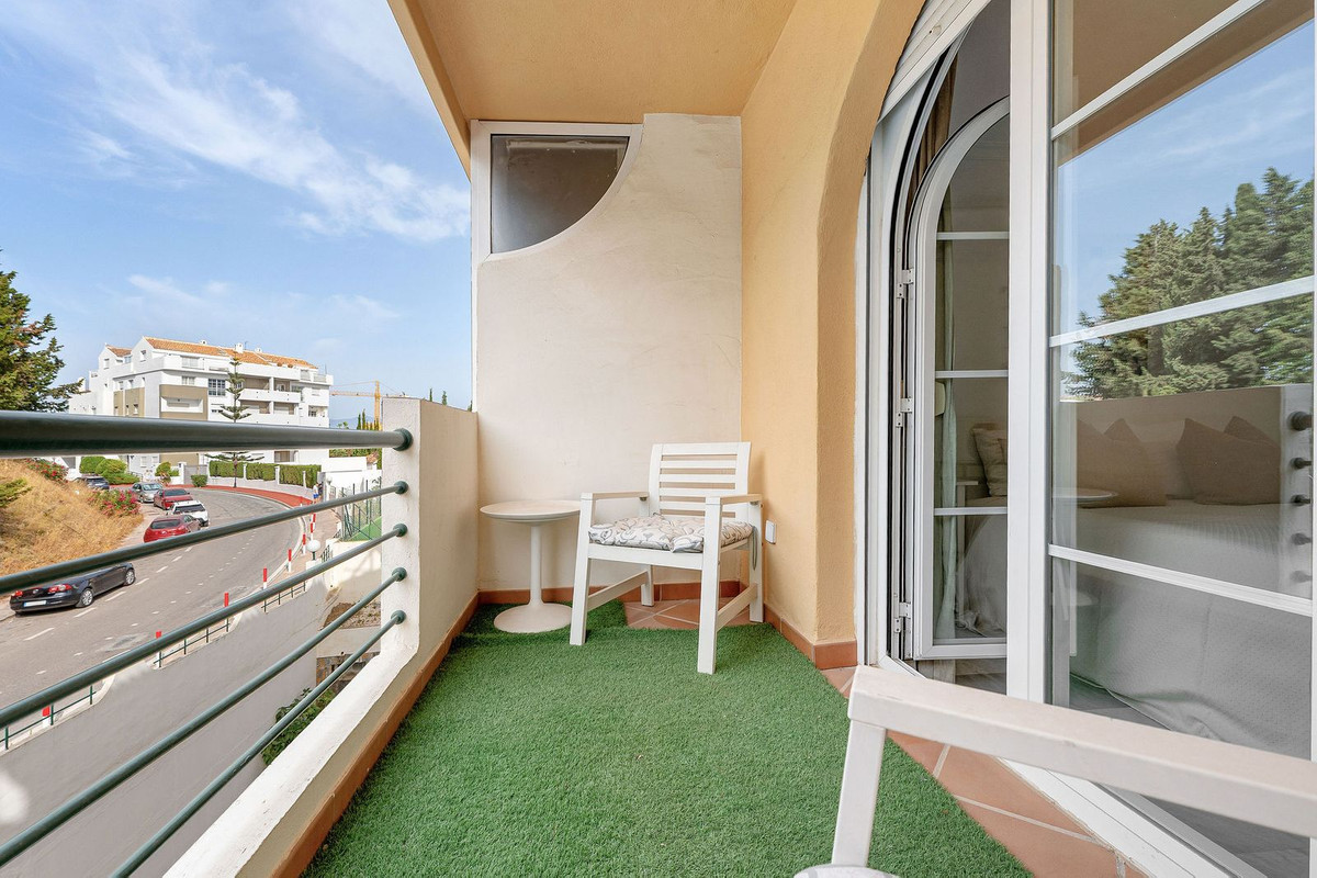 2 Bed Apartment for sale in Nueva Andalucía Costa Del Sol, Málaga, Spain