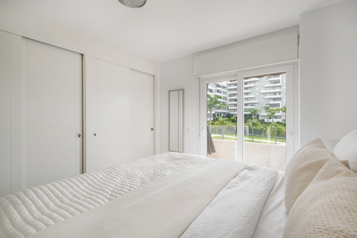 Se vende Apartamento Planta Media de 2 dormitorios en Costa Del Sol, Málaga, España