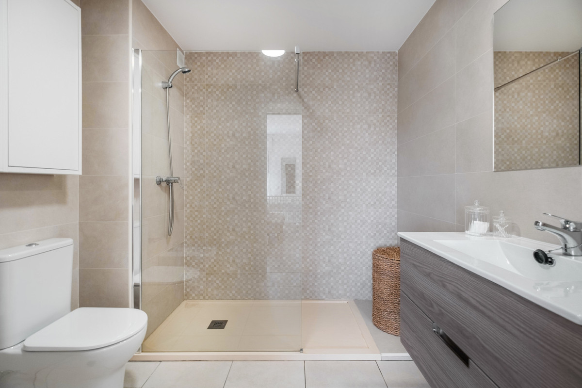 Se vende Apartamento Planta Media de 2 dormitorios en Costa Del Sol, Málaga, España