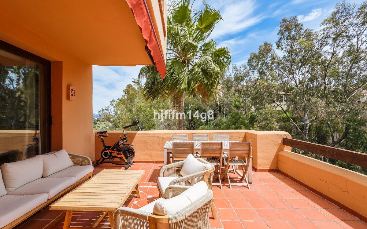 2 Bed Apartment for sale in Benahavís Costa Del Sol, Málaga, Spain