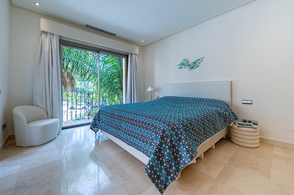 2 Bed Apartment for sale in The Golden Mile Costa Del Sol, Málaga, Spain