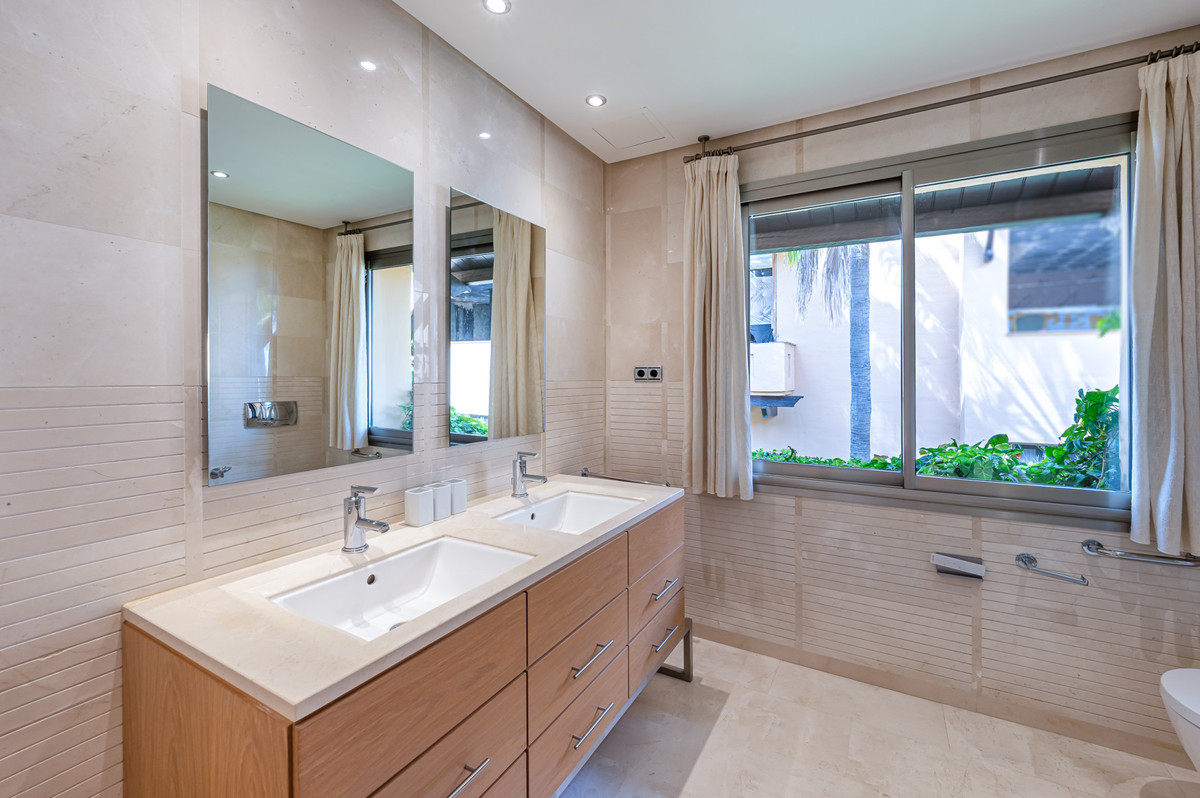 2 Bed Apartment for sale in The Golden Mile Costa Del Sol, Málaga, Spain
