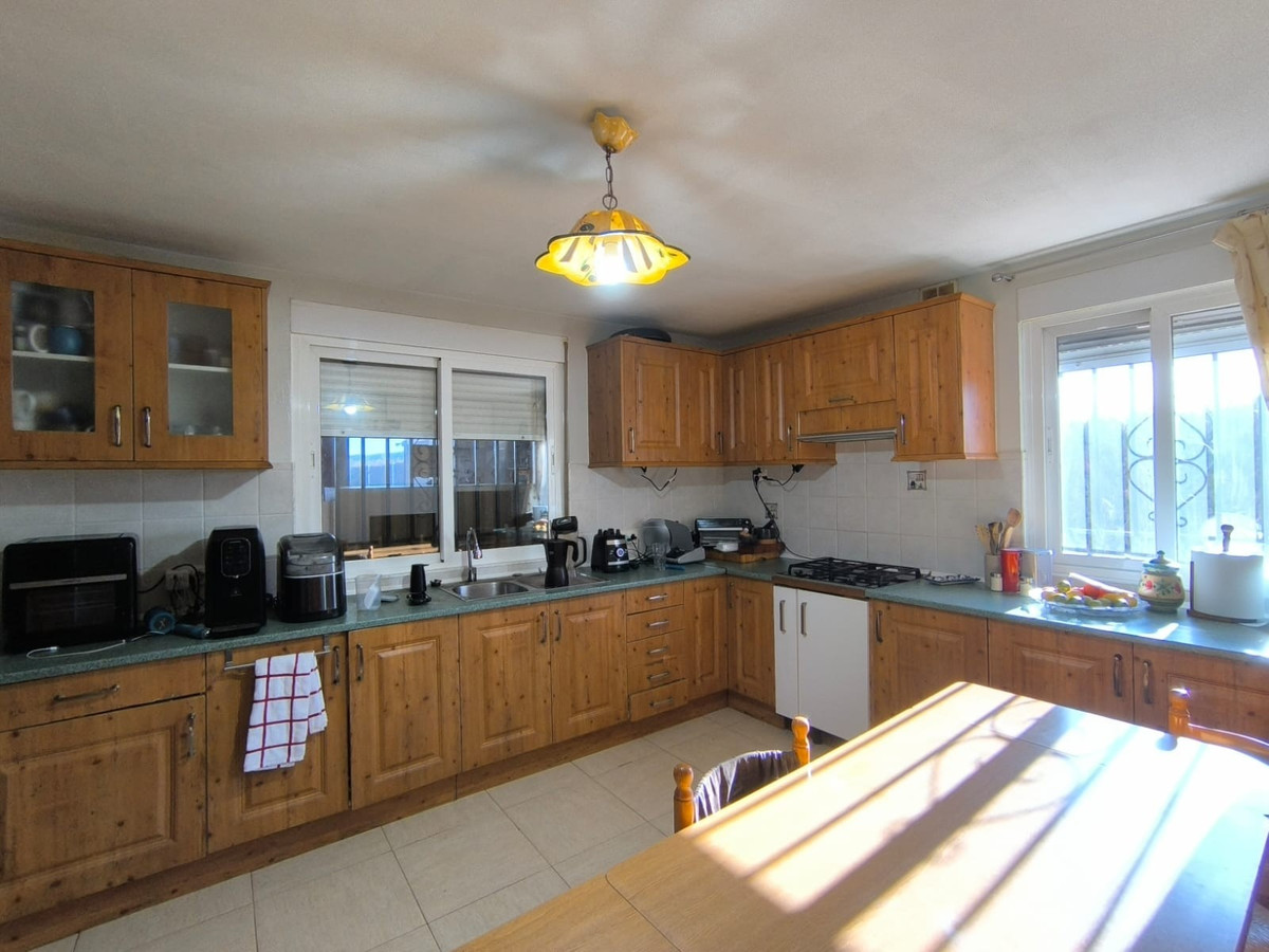 5 Bed Townhouse for sale in Villena Costa Blanca, Alicante, Spain