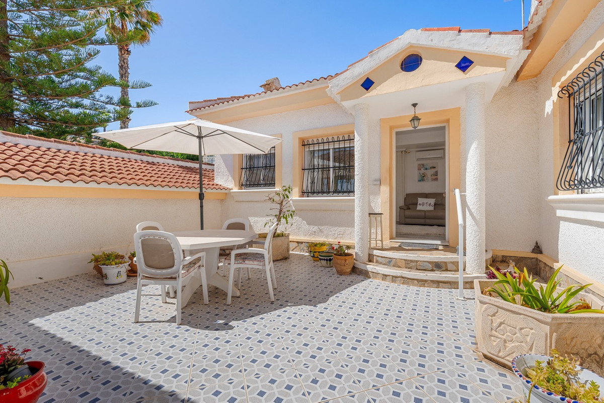 Se vende Villa - Chalet de 4 dormitorios en Costa Blanca, Alicante, España
