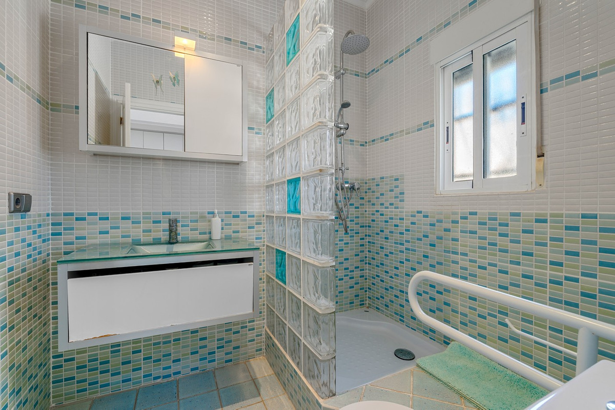 Se vende Villa - Chalet de 4 dormitorios en Costa Blanca, Alicante, España