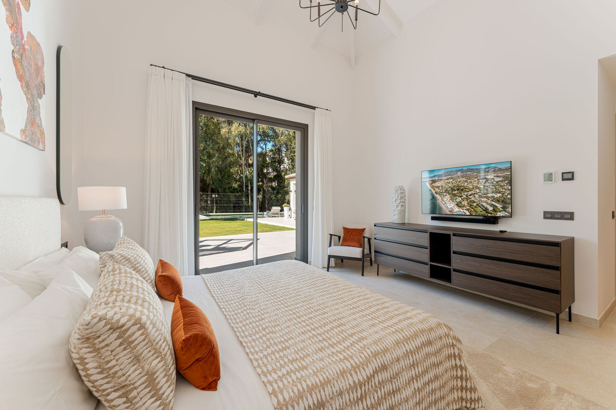 5 Bed Townhouse for sale in Nueva Andalucía Costa Del Sol, Málaga, Spain