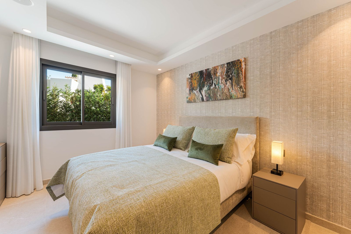 5 Bed Townhouse for sale in Nueva Andalucía Costa Del Sol, Málaga, Spain